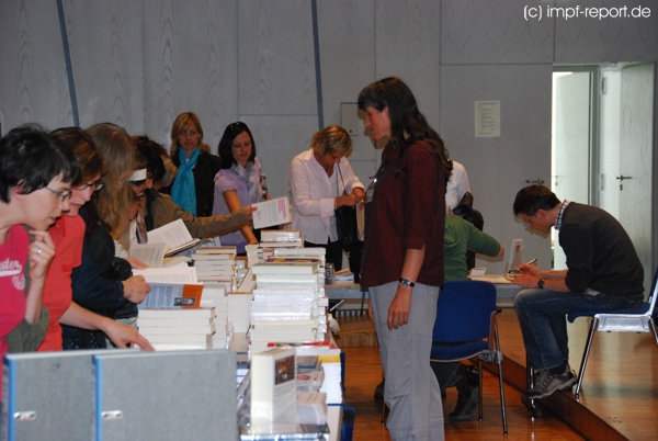 In den Pausen heftig umlagert: Der Büchertisch 6. Stuttgarter Impfsymposium