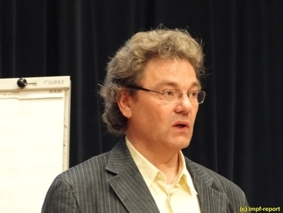 Der Moderator der Veranstaltung